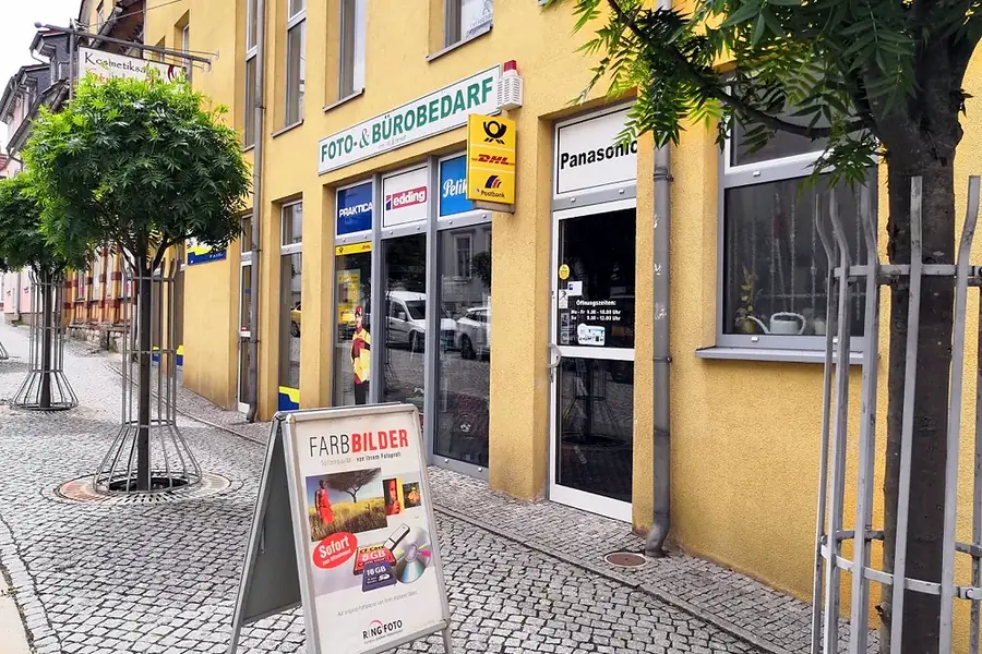 Eingang der Filiale Schleusingen mit dem Schild Foto- und Bürobedarf