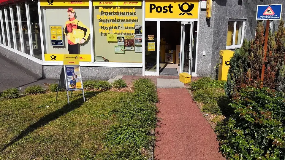 Ladenfront der Filiale Zella-Mehlis mit Post-Schild über dem Eingang